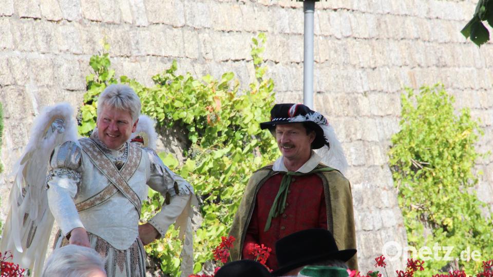 Die beiden Erzengel beobachten das Treiben vom Rande. Uli Piehler