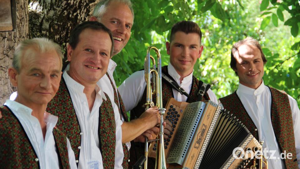 Im Pfarrgarten haben sich die Musikanten ein schattiges Plätzchen gesucht. Uli Piehler