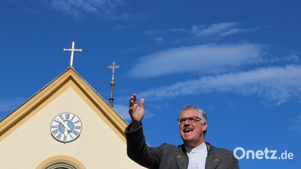 Der Brandner Kaspar blickt vom Himmel hinunter in das Diesseits. Uli Piehler