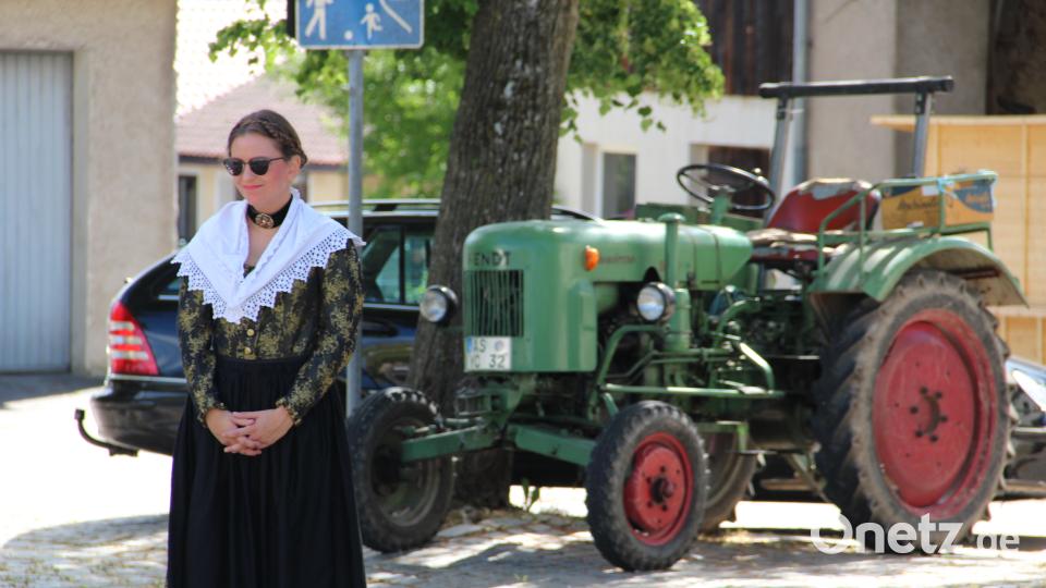 Traktor und Trachtenträgerin - ein schönes Paar. Der Bulldog steht aber zufällig auf dem Kirchplatz. Uli Piehler