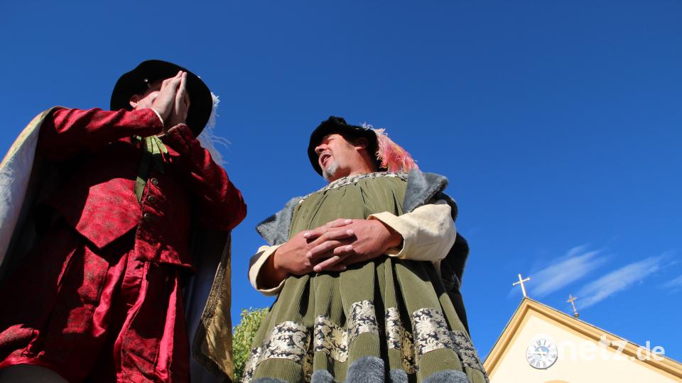 Der alte Thurmair (rechts, Johannes Aventinus, gespielt von Erwin Altmann) und der Pilger Nantwein (Klaus Dotzler) im Wutschdorfer Himmel. Uli Piehler