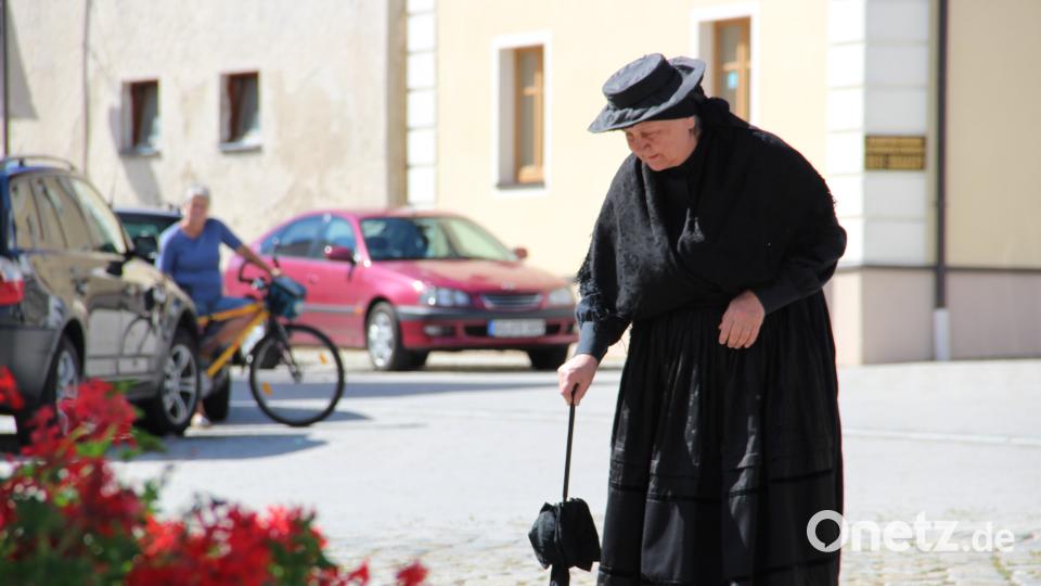 Barbara Söllner auf dem Weg. Sie spielt die Verwandte des Brandner Kaspars. Uli Piehler