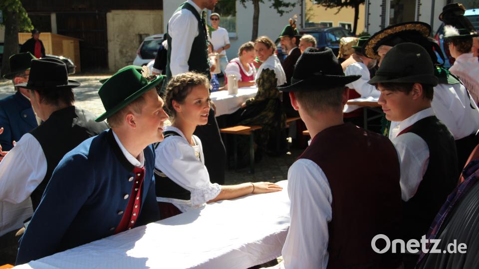 Rund um den Dorfbrunnen spielt die Geburtstagsszene. Uli Piehler