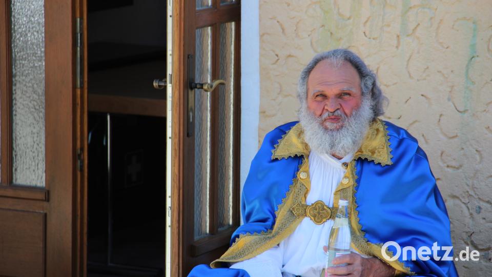 Der Portner - Sankt Petrus - ruht sich derweil vor dem Pfarrheim aus. Uli Piehler