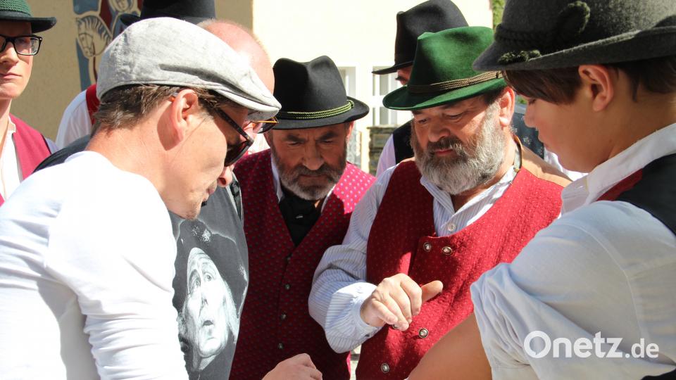 Szenen-Besprechung mit Regisseur Jürgen Huber (links). Uli Piehler