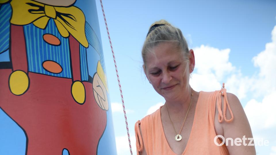 Noch etwas zu klein für das Innere der Hüpfburg. Dem Max hat es mit Unterstützung der Mama aber auch auf den Eingangstufen gefallen. brü