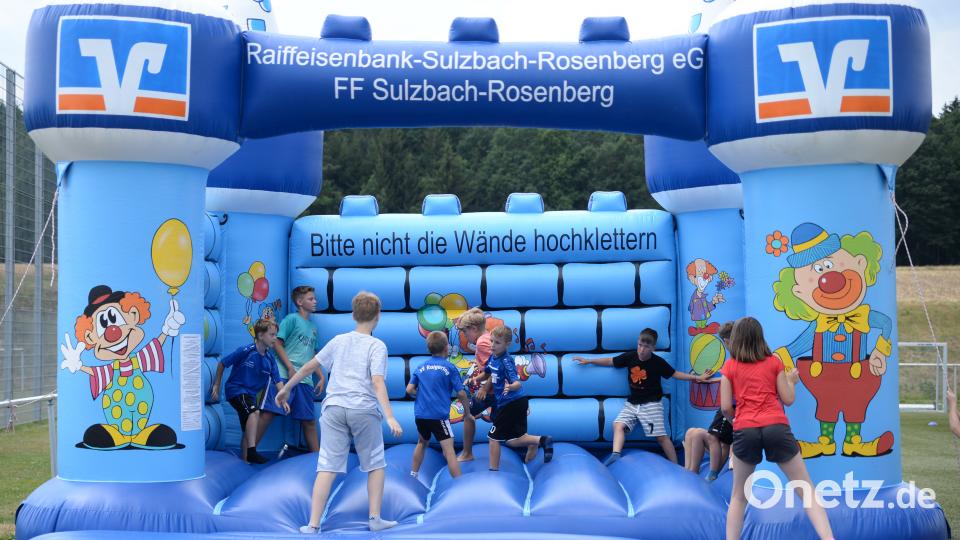 Die Hüpfburg war gut besucht. brü