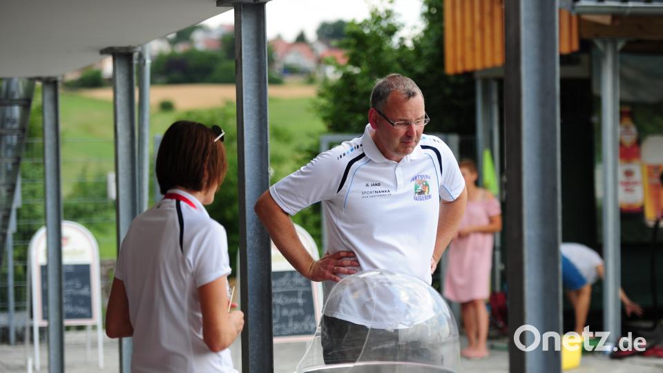Vorbereitungen an der Zuckerwattemaschine. brü