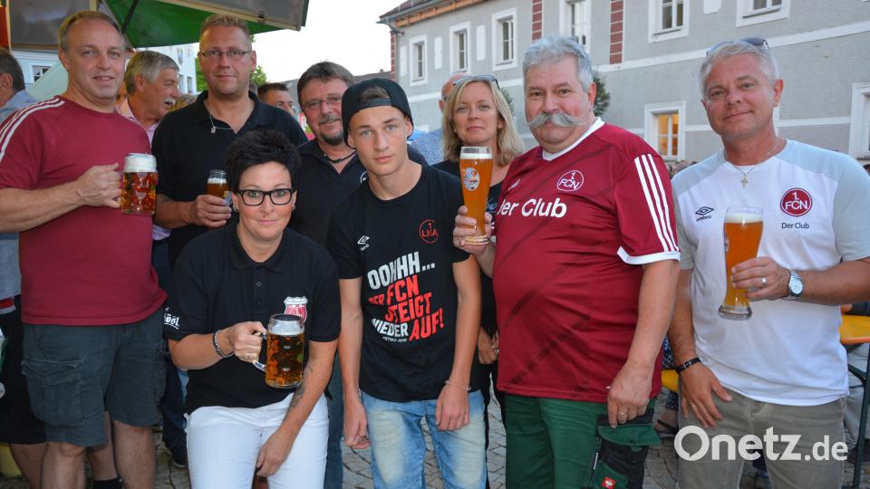 In bester Laune präsentierten sich die Mitglieder des 1. FCN-Fanclubs Stiftland. Die „Clubberer“ schenkten Weißbier, Pils und alkoholfreie Getränke aus. jr