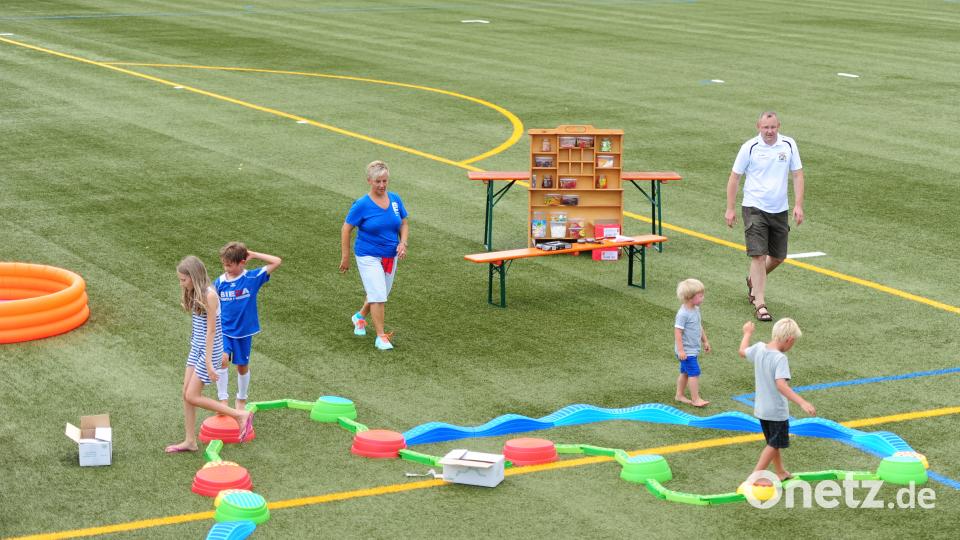 Erste Schritte auf der Spielstrasse. brü
