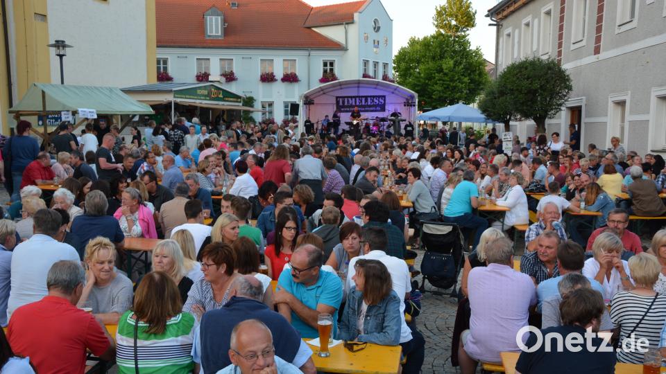 Hochbetrieb am Kirchplatz. jr