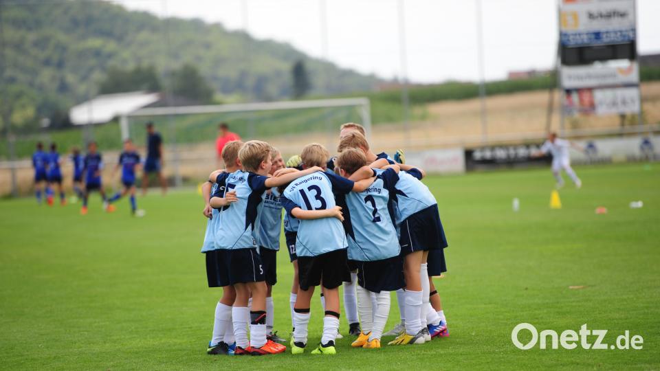 Die jungen Raigeringer Kicker stimmen sich auf ihr nächstes Turnierspiel ein. brü