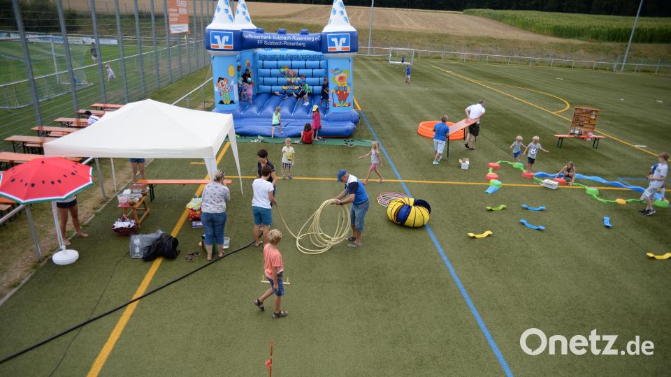 Fleißiges Treiben beim Aufbau der Spielstraße. brü