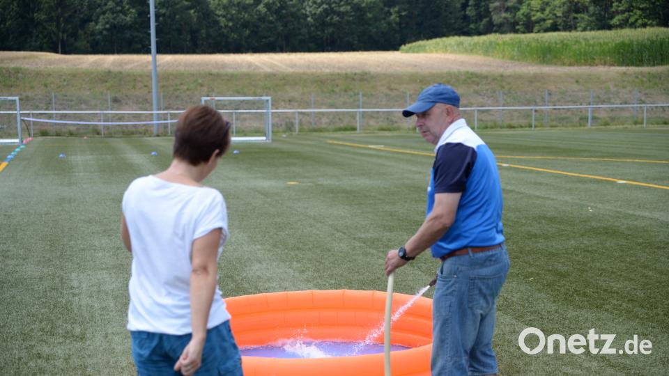 Bei den heißen Temperaturen kam kurzfristig auch ein Planschbecken zum Einsatz. brü