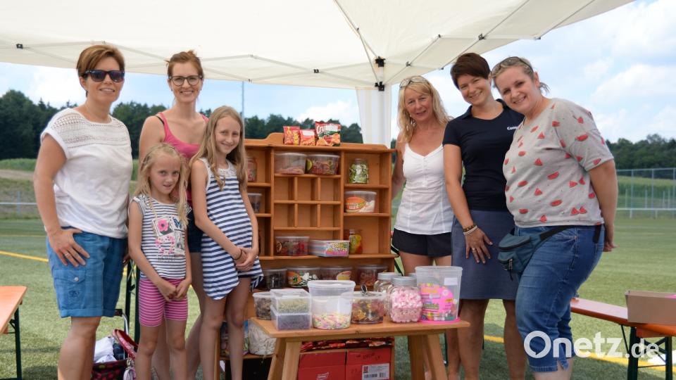 Das Team des Süßigkeitenstands freute sich über die zahlreichen kleinen und großen Besucher. brü