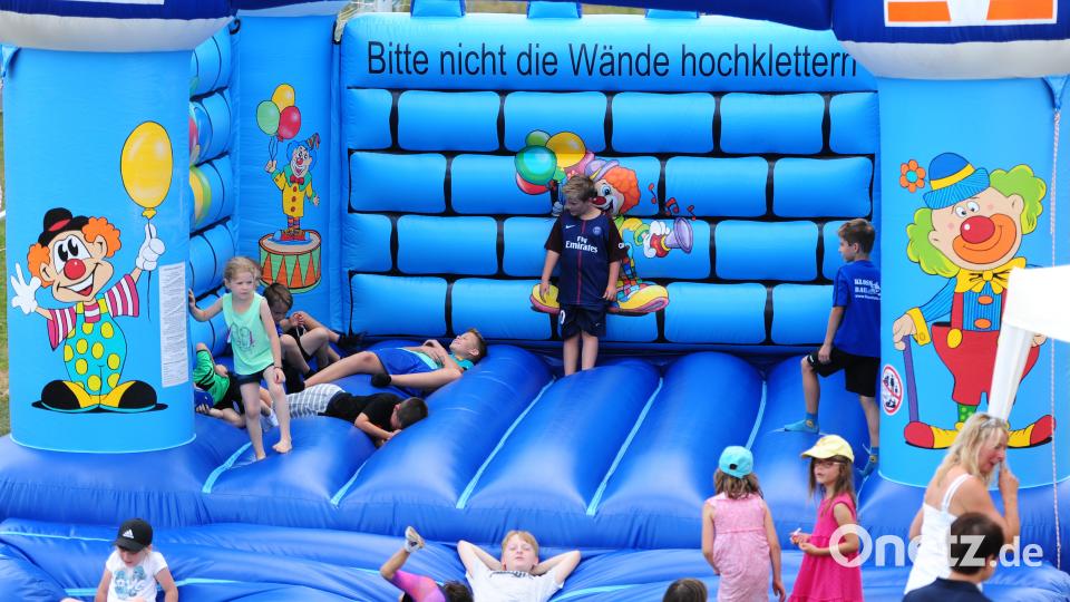 Eigentlich sollte gehüpft werden, aber auch zum entspannen war die Hüpfburg gut. brü