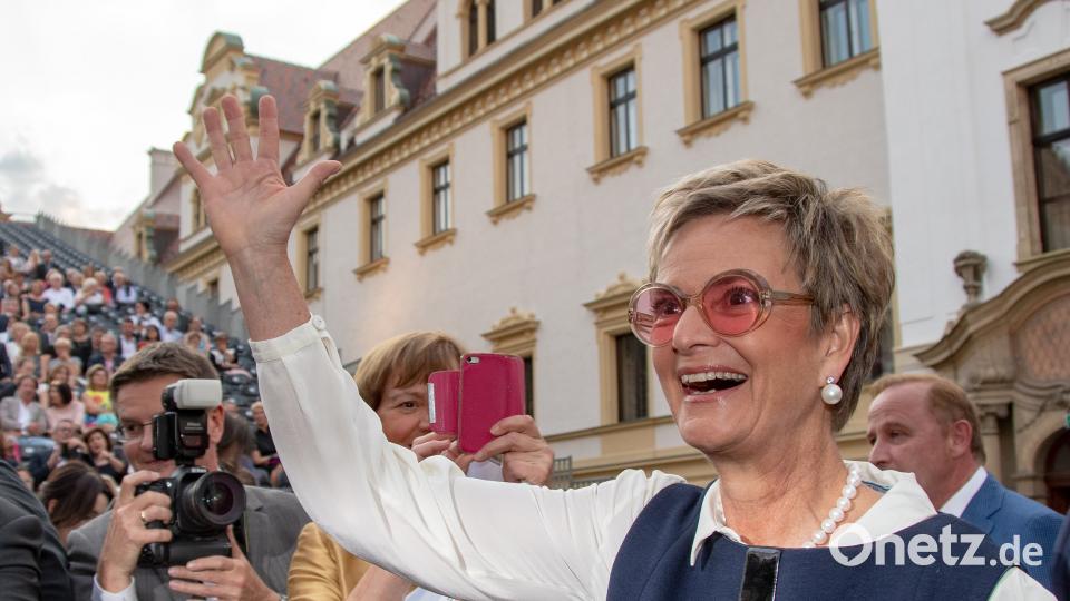 Gloria von Thurn und Taxis begrüßt die Zuschauer im Innenhof des Schlosses. Bild: Armin Weigel/Archiv Armin Weigel