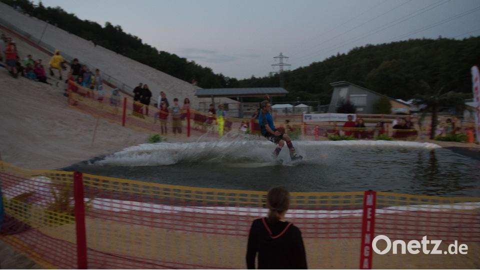 Zehn Meter müssen beim Waterslide überquert werden. chl