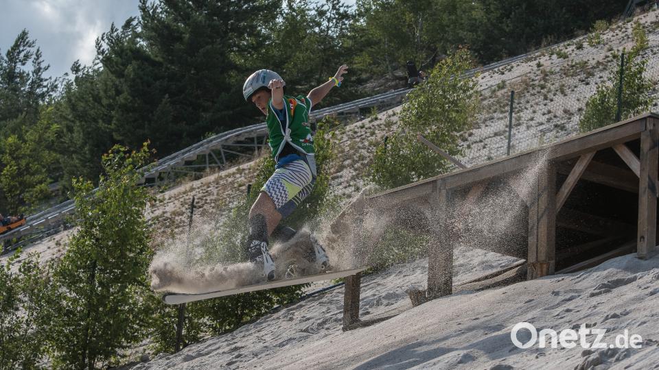 Auch der Nachwuchs nimmt den Boardercross in Angriff. chl