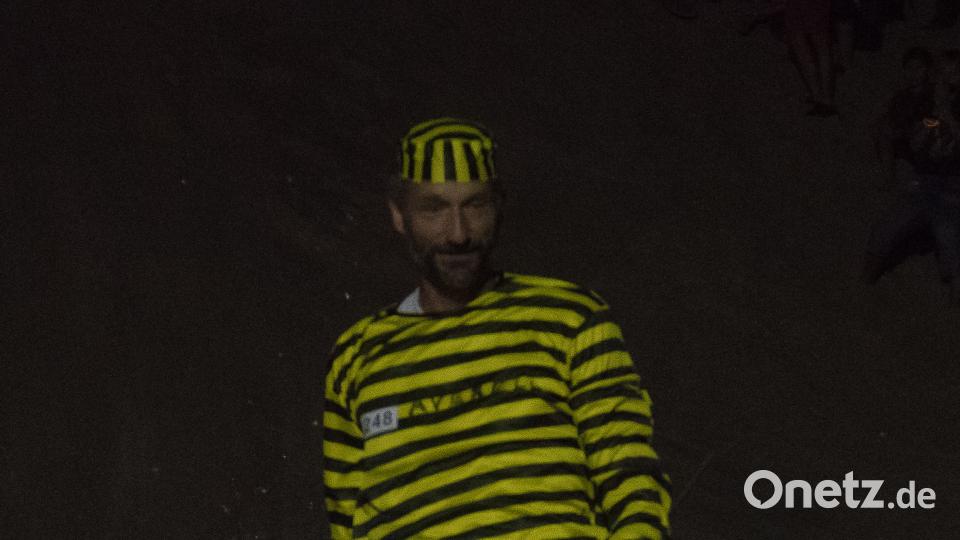 der zwei Meter Mann Sven Flachenecker souverän übers Wasser. chl