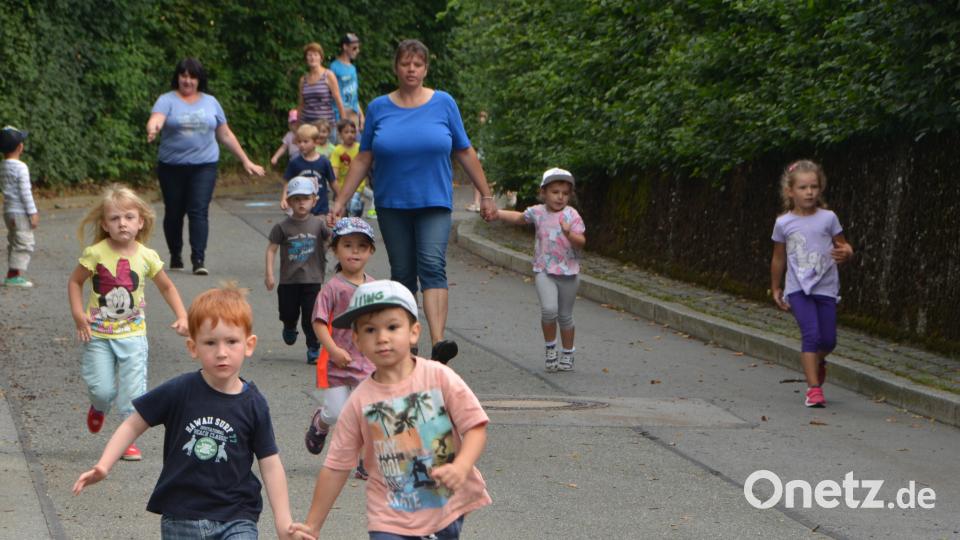 Rund 250 Kinder aus Sonderpädagogischem Förderzentrum, SVE und den Kindergärten machen sich Runde für Runde auf den Weg durch das Sportzentrum. Gut 900 Euro kamen zusammen. dob