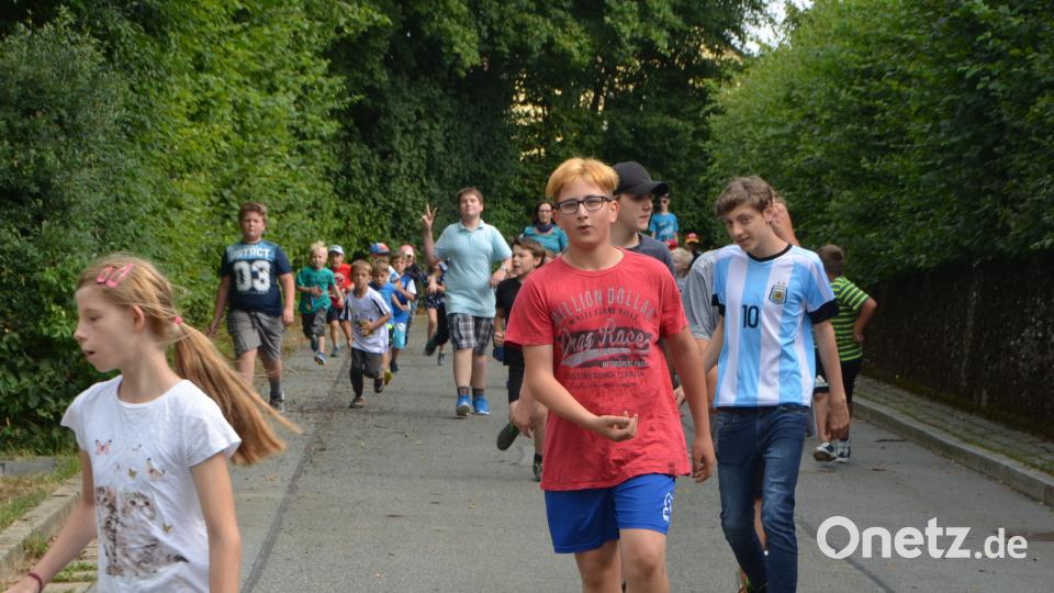 Rund 250 Kinder aus Sonderpädagogischem Förderzentrum, SVE und den Kindergärten machen sich Runde für Runde auf den Weg durch das Sportzentrum. Gut 900 Euro kamen zusammen. dob