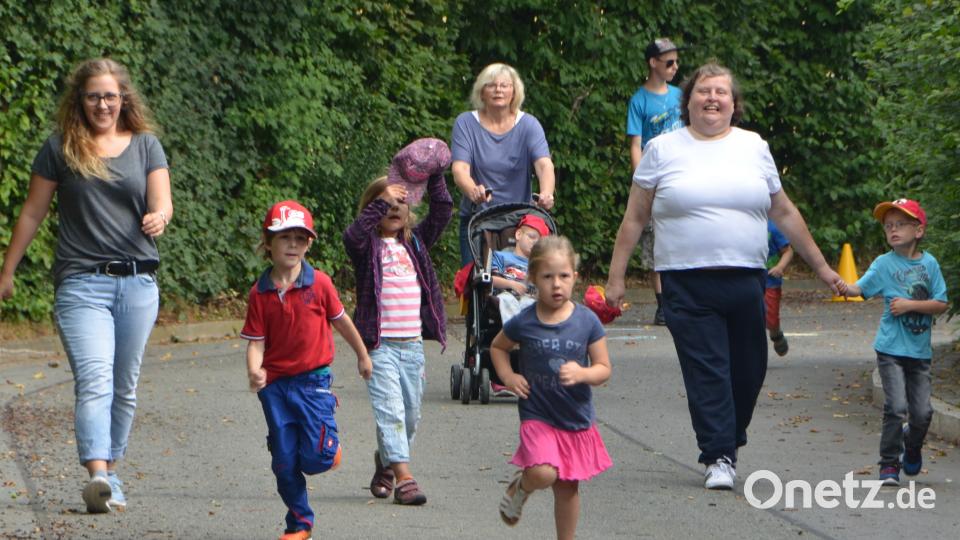 Rund 250 Kinder aus Sonderpädagogischem Förderzentrum, SVE und den Kindergärten machen sich Runde für Runde auf den Weg durch das Sportzentrum. Gut 900 Euro kamen zusammen. dob