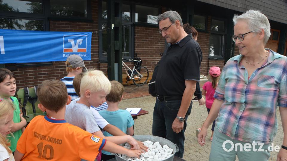 Rund 250 Kinder aus Sonderpädagogischem Förderzentrum, SVE und den Kindergärten machen sich Runde für Runbde auf den Weg durch das Sportzentrum. Gut 900 Euro kamen zusammen. dob