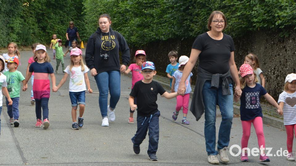 Rund 250 Kinder aus Sonderpädagogischem Förderzentrum, SVE und den Kindergärten machen sich Runde für Runde auf den Weg durch das Sportzentrum. Gut 900 Euro kamen zusammen. dob