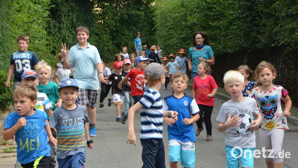 Rund 250 Kinder aus Sonderpädagogischem Förderzentrum, SVE und den Kindergärten machen sich Runde für Runde auf den Weg durch das Sportzentrum. Gut 900 Euro kamen zusammen. dob