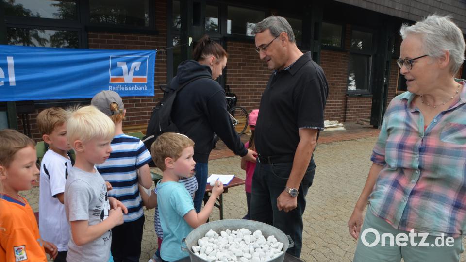 Rund 250 Kinder aus Sonderpädagogischem Förderzentrum, SVE und den Kindergärten machen sich Runde für Runde auf den Weg durch das Sportzentrum. Gut 900 Euro kamen zusammen. dob