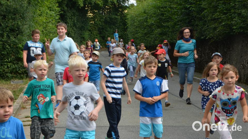 Rund 250 Kinder aus Sonderpädagogischem Förderzentrum, SVE und den Kindergärten machen sich Runde für Runde auf den Weg durch das Sportzentrum. Knapp 900 Euro kamen zusammen. dob