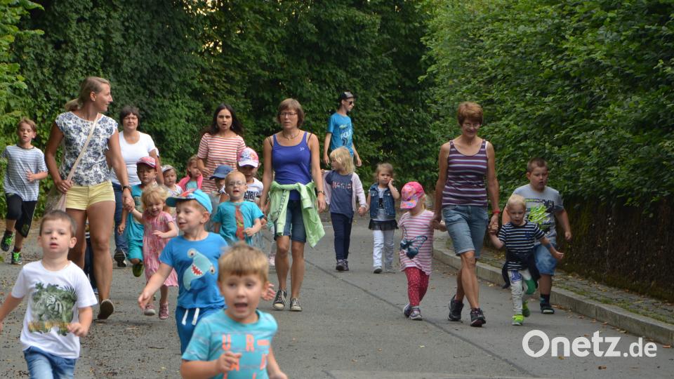 Rund 250 Kinder aus Sonderpädagogischem Förderzentrum, SVE und den Kindergärten machen sich Runde für Runbde auf den Weg durch das Sportzentrum. Gut 900 Euro kamen zusammen. dob