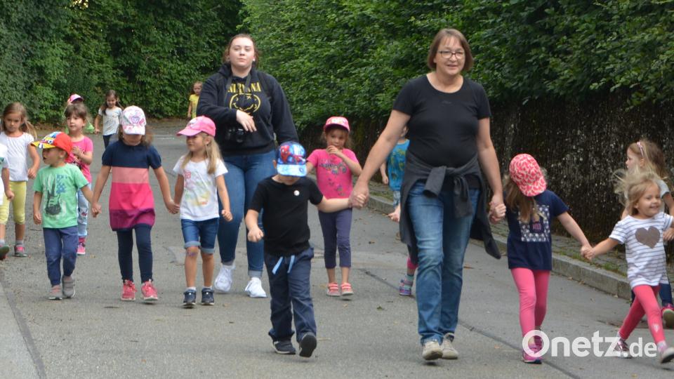 Rund 250 Kinder aus Sonderpädagogischem Förderzentrum, SVE und den Kindergärten machen sich Runde für Runde auf den Weg durch das Sportzentrum. Gut 900 Euro kamen zusammen. dob