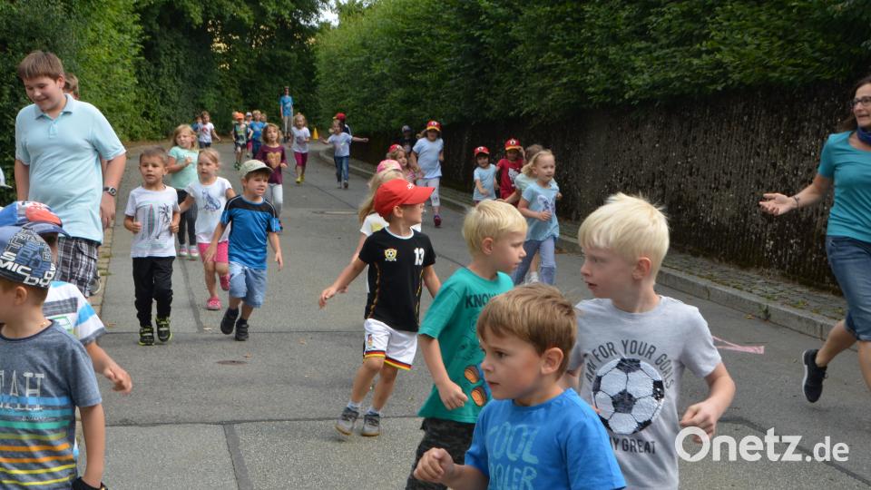 Rund 250 Kinder aus Sonderpädagogischem Förderzentrum, SVE und den Kindergärten machen sich Runde für Runde auf den Weg durch das Sportzentrum. Gut 900 Euro kamen zusammen. dob