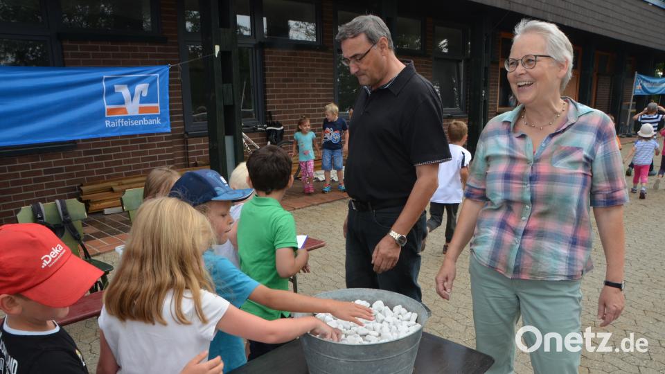 Rund 250 Kinder aus Sonderpädagogischem Förderzentrum, SVE und den Kindergärten machen sich Runde für Runde auf den Weg durch das Sportzentrum. Gut 900 Euro kamen zusammen. dob
