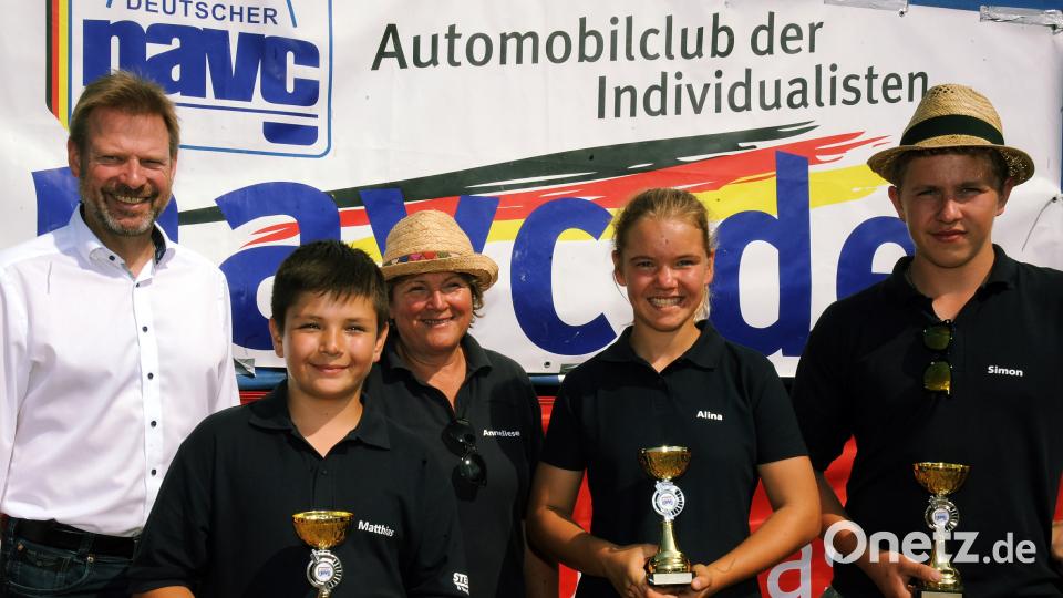 Siegerehrung bei den Cross-Kids (von links): Bürgermeister Alwin Märkl, Matthias Rösl, Jugendbetreuerin Anneliese Franz, Alina Maier und Simon Härtl, der mit 43.79 Sekunden Bestzeit bei den Junioren fuhr. gf