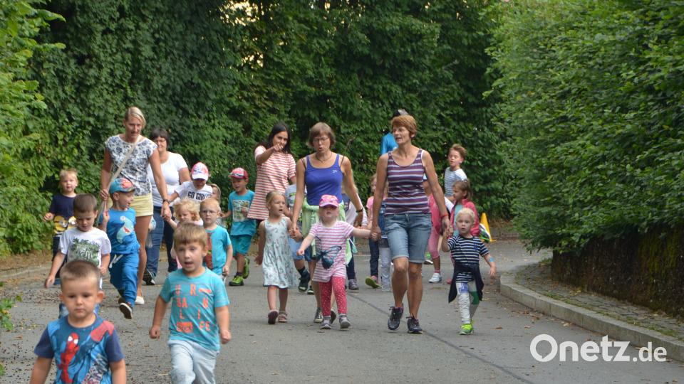 Rund 250 Kinder aus Sonderpädagogischem Förderzentrum, SVE und den Kindergärten machen sich Runde für Runde auf den Weg durch das Sportzentrum. Gut 900 Euro kamen zusammen. dob