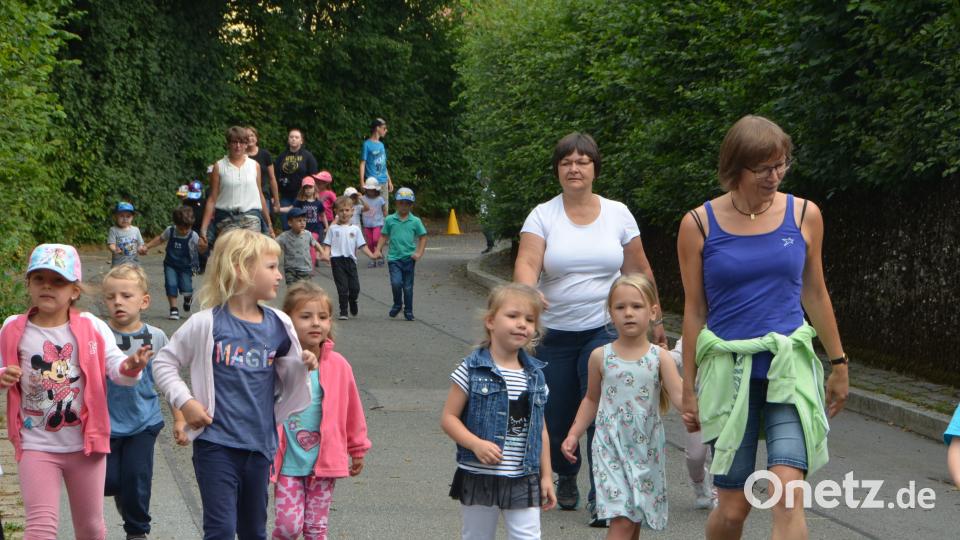 Rund 250 Kinder aus Sonderpädagogischem Förderzentrum, SVE und den Kindergärten machen sich Runde für Runde auf den Weg durch das Sportzentrum. Gut 900 Euro kamen zusammen. dob