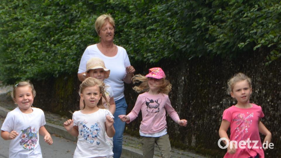 Rund 250 Kinder aus Sonderpädagogischem Förderzentrum, SVE und den Kindergärten machen sich Runde für Runde auf den Weg durch das Sportzentrum. Gut 900 Euro kamen zusammen. dob