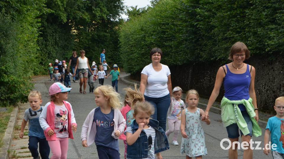 Rund 250 Kinder aus Sonderpädagogischem Förderzentrum, SVE und den Kindergärten machen sich Runde für Runde auf den Weg durch das Sportzentrum. Gut 900 Euro kamen zusammen. dob