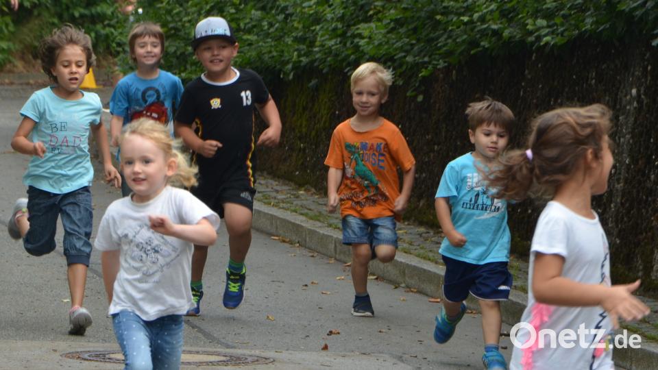 Rund 250 Kinder aus Sonderpädagogischem Förderzentrum, SVE und den Kindergärten machen sich Runde für Runde auf den Weg durch das Sportzentrum. Gut 900 Euro kamen zusammen. dob