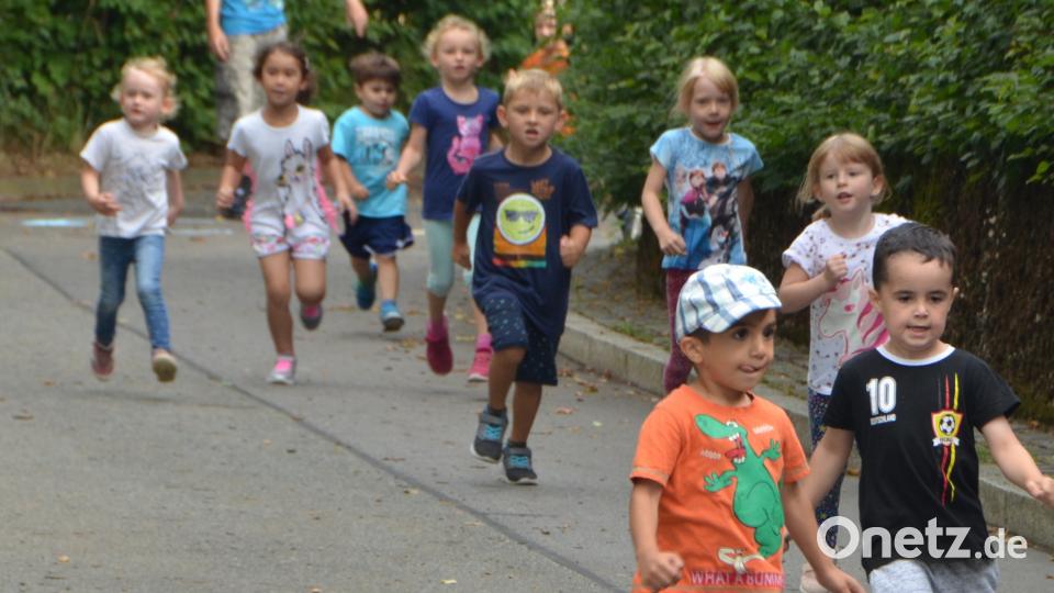 Rund 250 Kinder aus Sonderpädagogischem Förderzentrum, SVE und den Kindergärten machen sich Runde für Runde auf den Weg durch das Sportzentrum. Gut 900 Euro kamen zusammen. dob