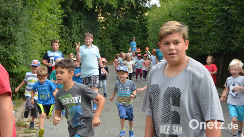Rund 250 Kinder aus Sonderpädagogischem Förderzentrum, SVE und den Kindergärten machen sich Runde für Runde auf den Weg durch das Sportzentrum. Gut 900 Euro kamen zusammen. dob