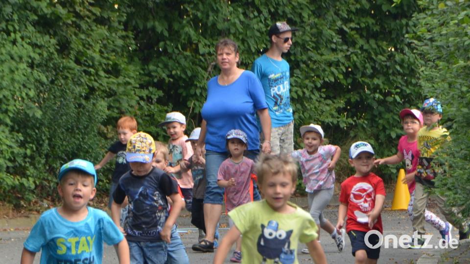 Rund 250 Kinder aus Sonderpädagogischem Förderzentrum, SVE und den Kindergärten machen sich Runde für Runbde auf den Weg durch das Sportzentrum. Gut 900 Euro kamen zusammen. dob
