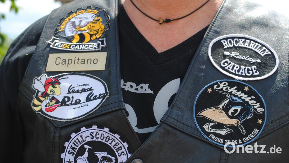 Der "hoch dekorierte" Chef der Gruppo Vespa Rio Nero: die Jacke von Michael Thumfart gag