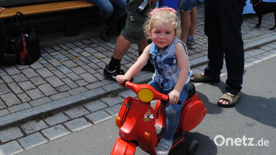 Die Vespa-Leidenschaft beginnt hier schon mit 2 Jahren! Dank Opa hat das Fahrzeug sogar einen E-Motor. gag
