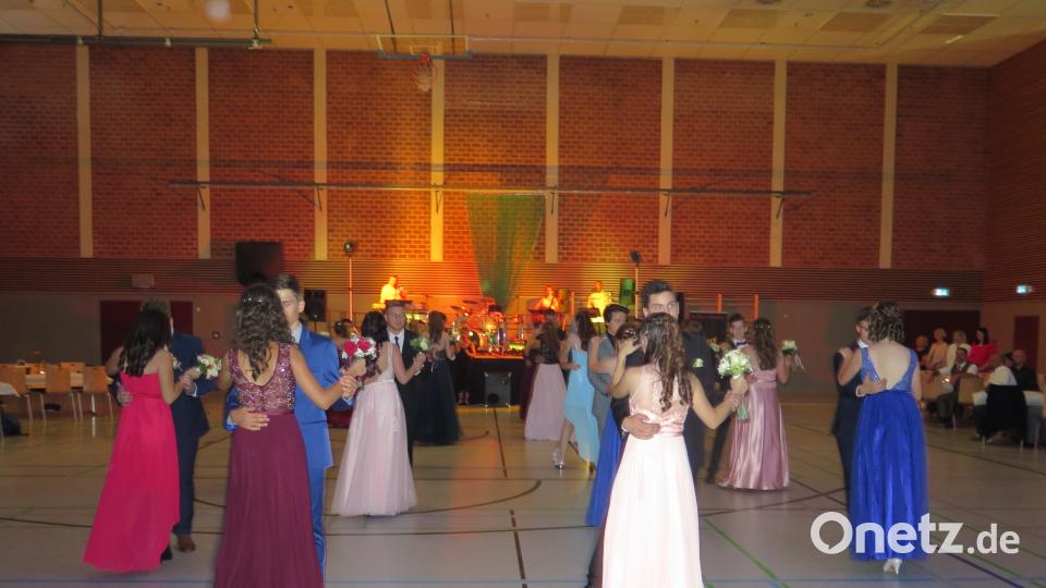 Beim ersten Tanz, einem langsamen Walzer können die Neuntklässler zeigen, was sie im Tanzkurs gelernt haben. jzk