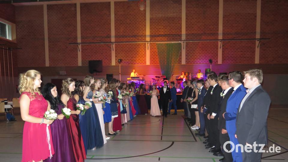 Nach der Polonaise stellen sich die 18 Tanzpaare zum ersten Tanz, einem langsamen Walzer, auf. jzk