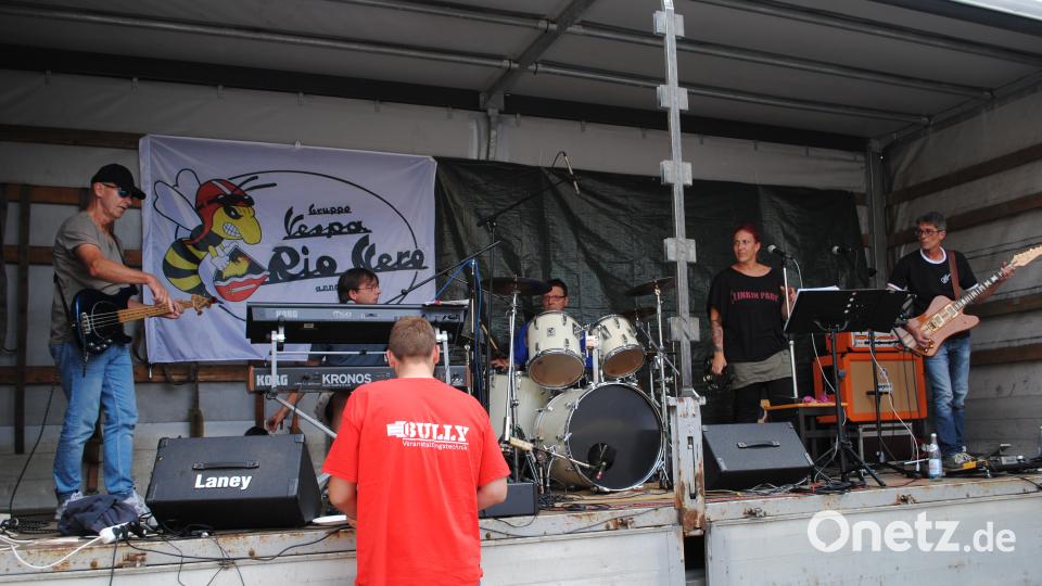 Auf der LKW-Ladefläche gab die Auerbacher Band "Bag Rats" den richtigen Ton an gag